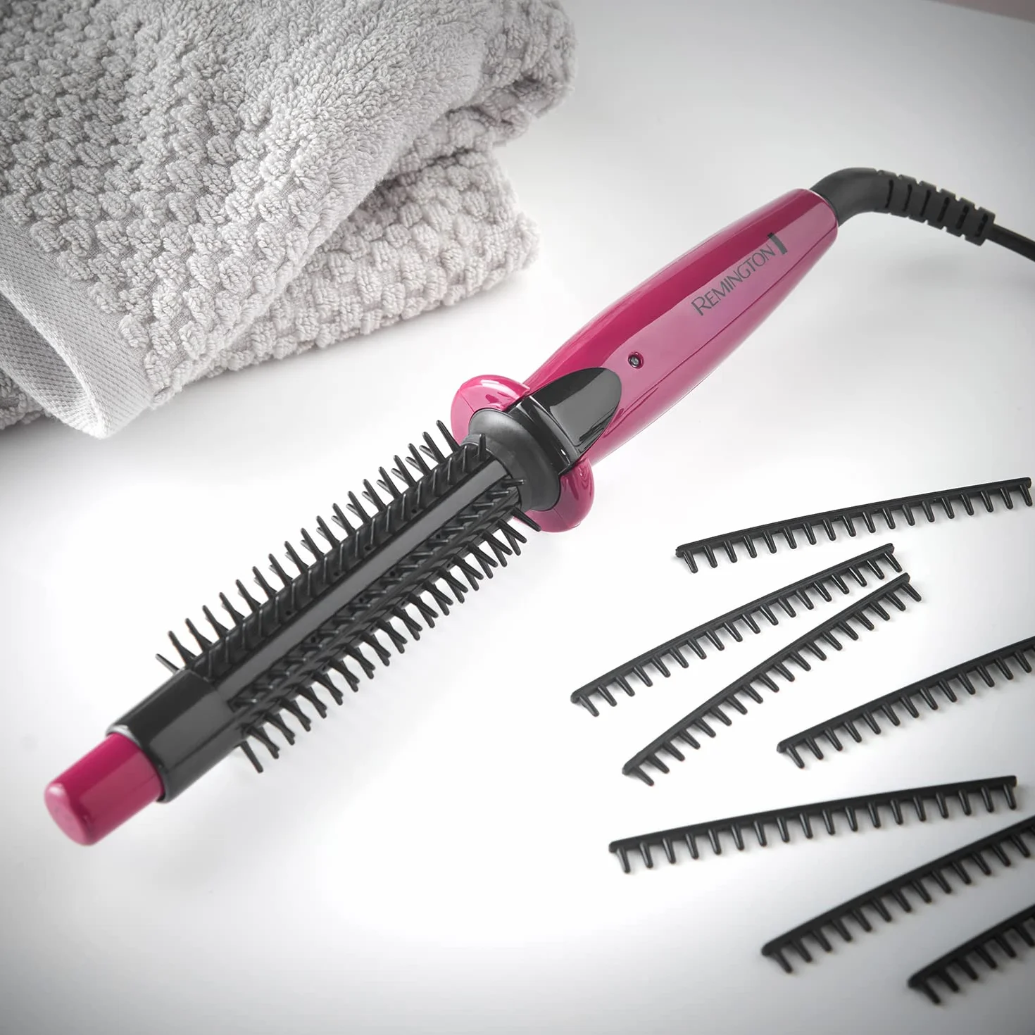 Remington Spazzola Lisciante per Capelli, a Vapore, Liscia e Dona Volume, Spazzola Riscaldata, Rivestimento in Ceramica, Riscaldamento Rapido 60 sec, CB4N