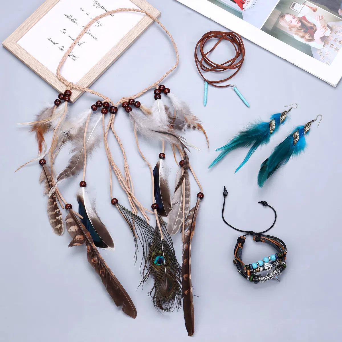 LOLIAS 4 Pezzi Copricapo Boho Indiano Set Collana Pelle Orecchini Piume per Donna Braccialetto Fatto Mano Vintage Hippie Tribale Festa Tema Carnevale Gioielli