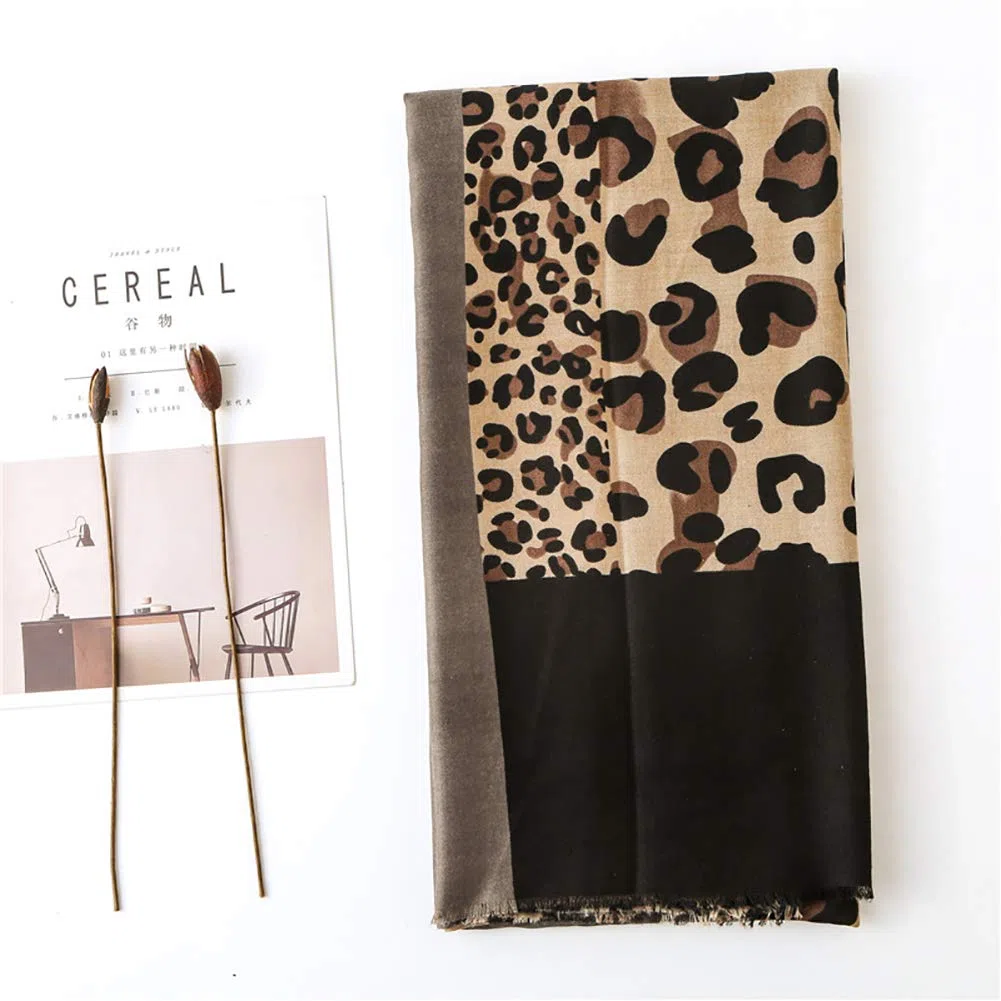 Sciarpa Leopardata Donna Con Nappe Morbide Alla Moda, Sciall e Accessori Maculati